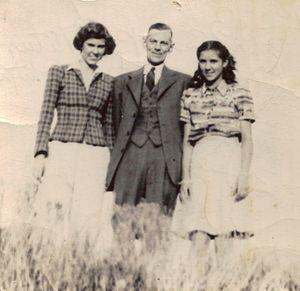 Ernest Bennett Titus with Daugters Wilma and Jean.jpg